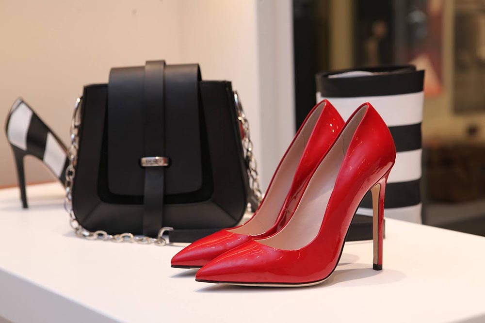 Fashion Cycles as Predictors of Market Sentiment in the Crypto Economy